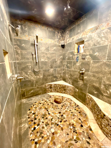 Gorgeous & huge walk in shower