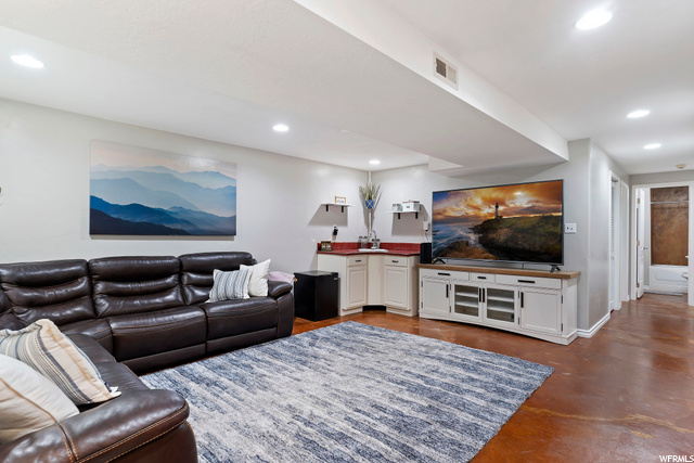 Basement Family Room with Wet Bar