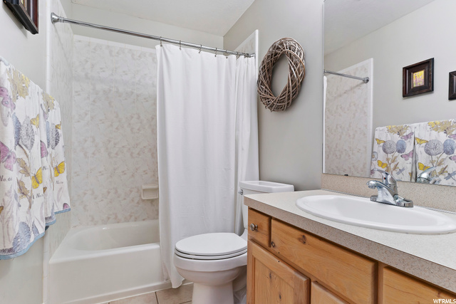 Upstairs Full Bathroom