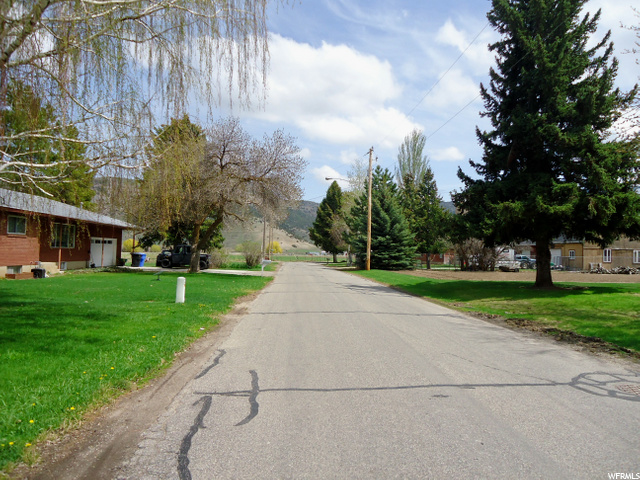 Quick access to the lake and walking trail around