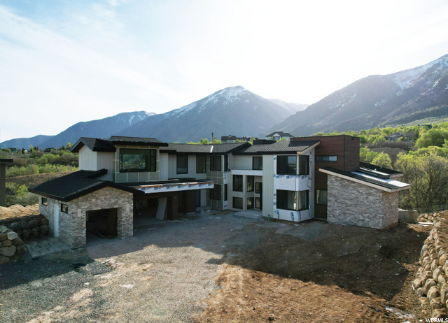 927 SUMMIT DR