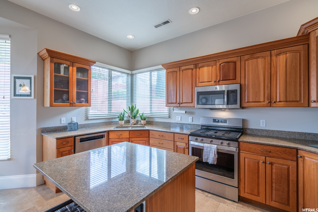 Kitchen w/Island