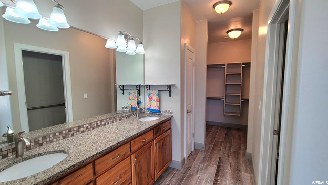 Double ensuite vanities