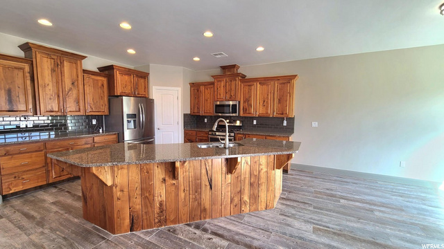 Great kitchen & island bar