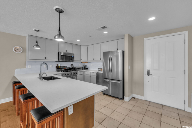 Kitchen with Viking range!