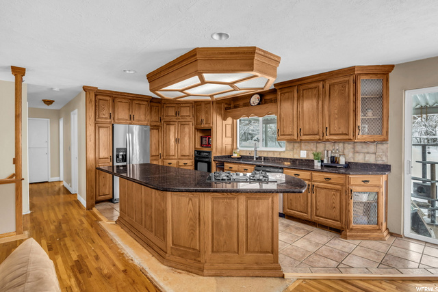 Kitchen with large island