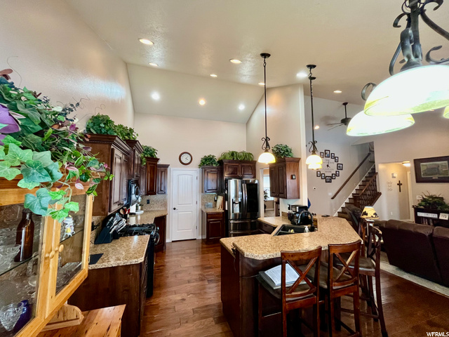 Kitchen & Bar