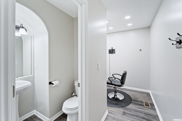 Salon 1 & Half Bath
