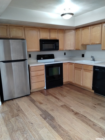 Kitchen, appliances stay