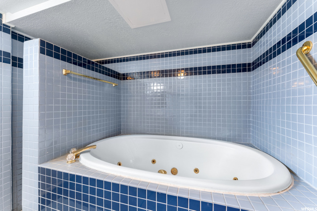 Jetted tub
