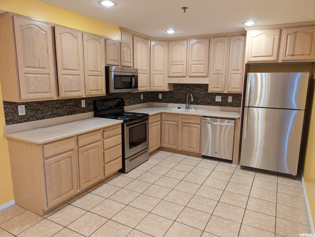 SS Appliances/Solid Surface Counter