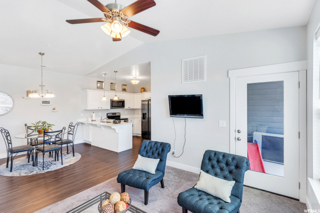 Open Floorplan/Vaulted Ceilings