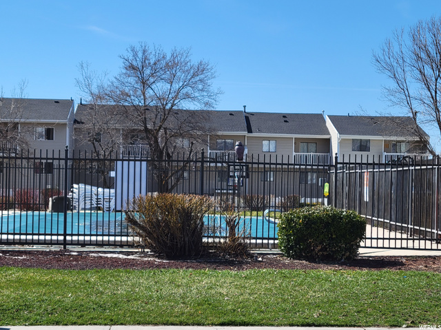 Hoa Pool