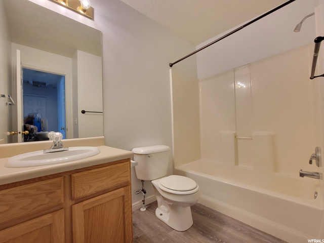 572 Bathroom 2