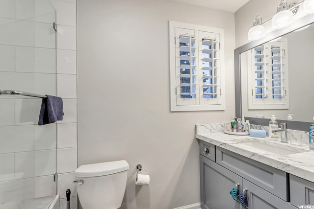 UPSTAIRS FULL BATH