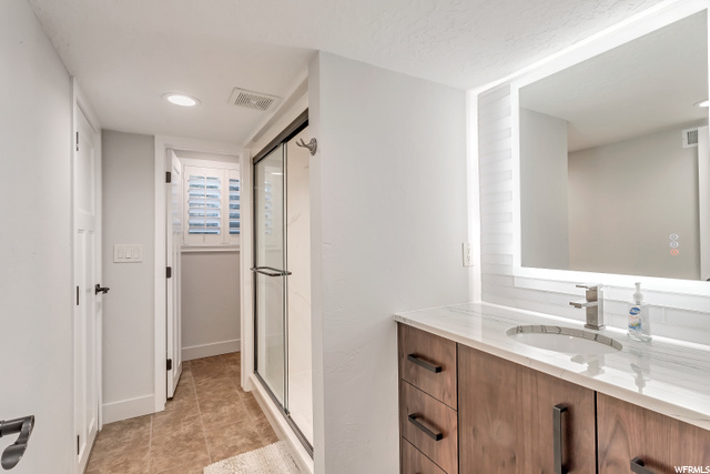 DOWNSTAIRS ENSUITE BATH