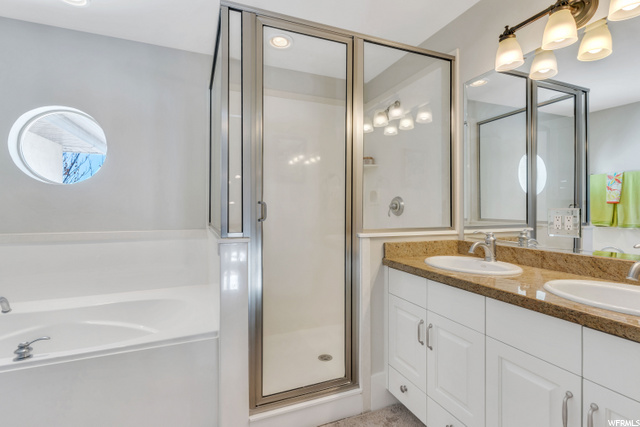 Upstairs Full Bathroom