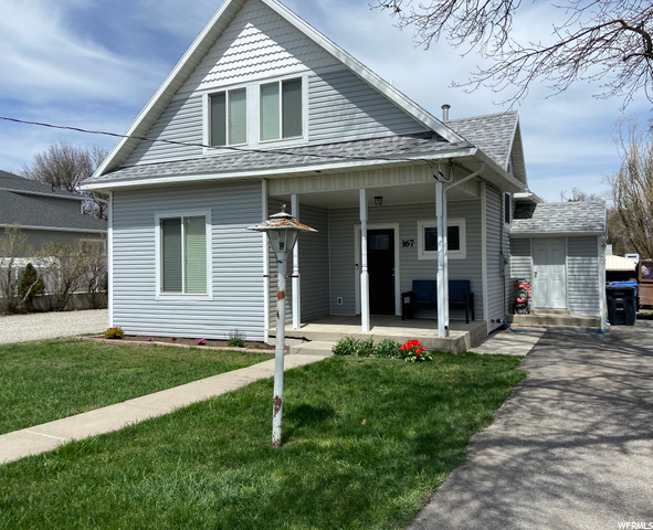 Extra driveway on the right with a door to the pan
