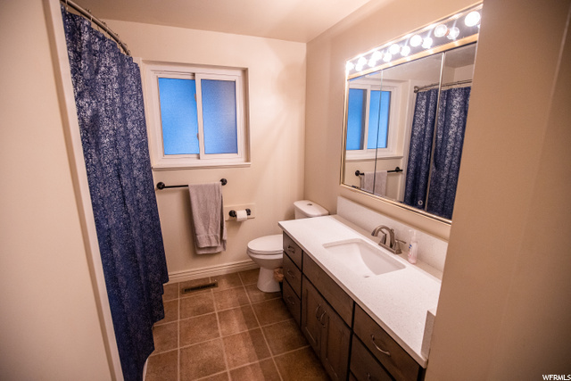 Upstairs Main Bath