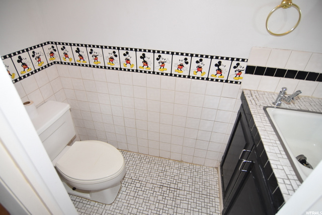 Main floor 1/2 bath