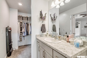 Master bath/ walk in closet