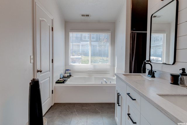 Large tub/Shower