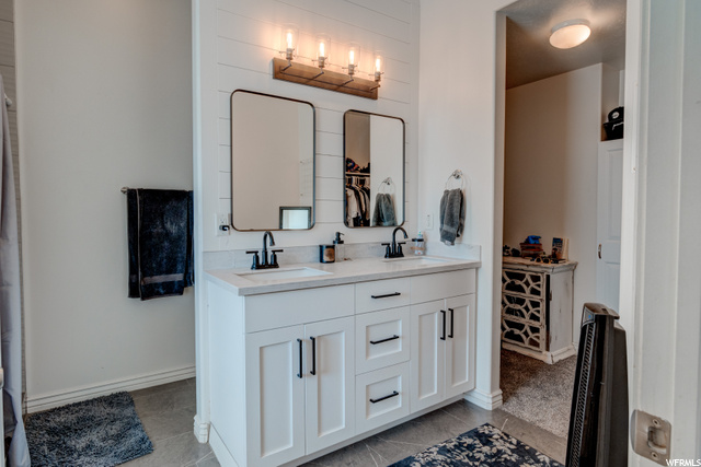 Large bath with walk in closet