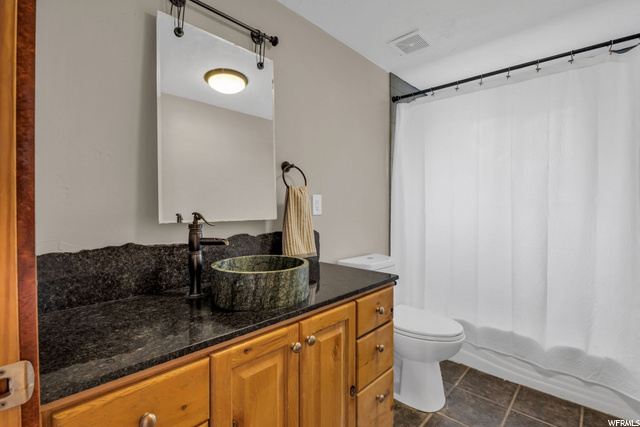 Main level bath