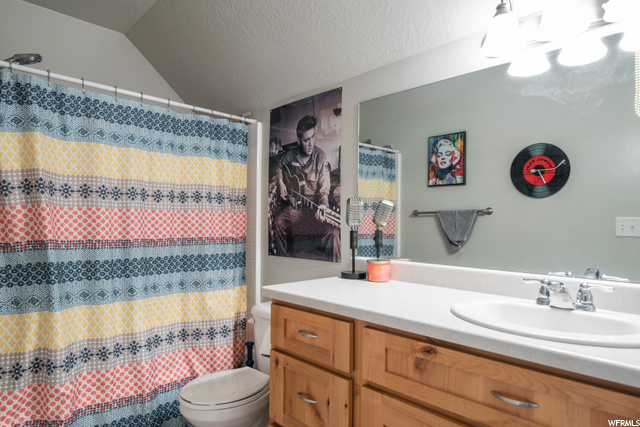 Bonus bathroom (upstairs)