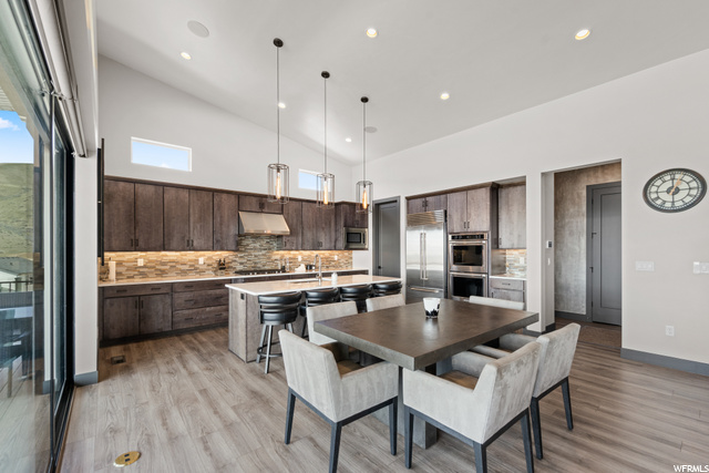 KITCHEN/DINING