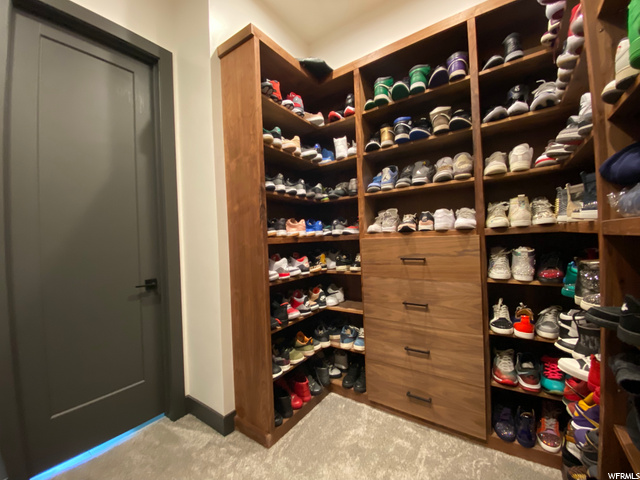 CUSTOM MASTER  CLOSET