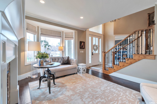 Living Room / Entry