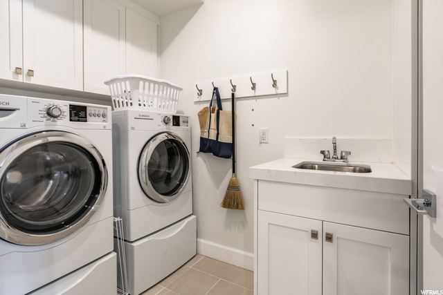 Laundry room with sink