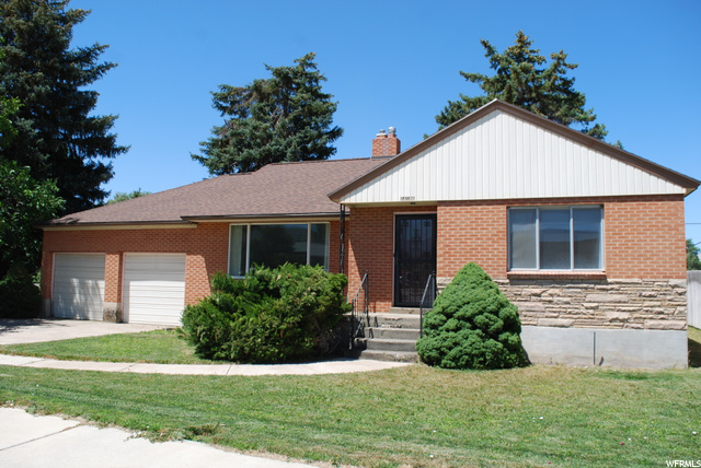 View of front of property featuring a front lawn