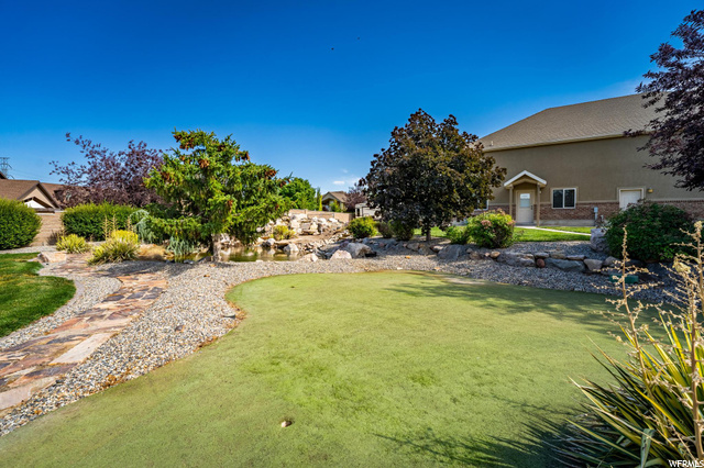 PUTTING GREEN