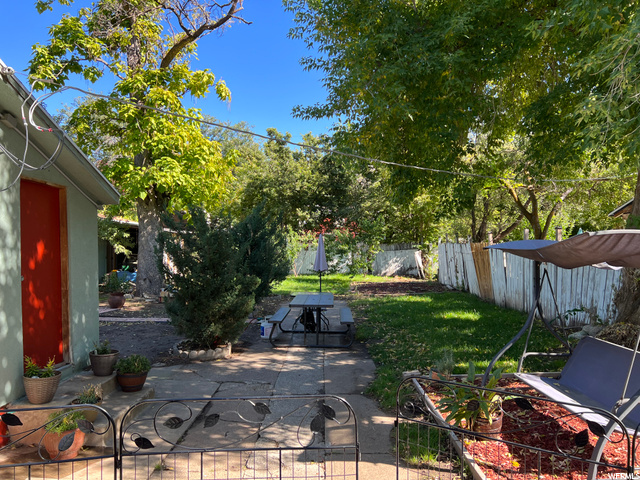 Photo 5 for MLS #1963586 at 2852 Porter Ave