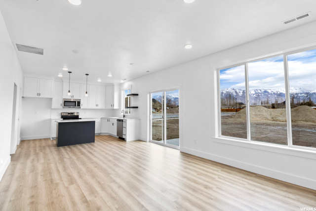 Photo 4 for MLS #1967582 at 2678 W Maple St #283
