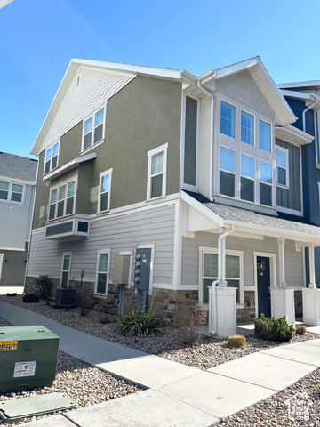 Beautiful Townhome conveniently located near the Megaplex Theater, Topgolf and Restaurants. Easy access to the I15 and only minutes to UVU (Utah Valley University) and BYU. 3 large Bedrooms and 3 Bathrooms. 2 Car Garage. New carpet was installed, please remove your shoes or wear the booties provided. Thanks for looking.
