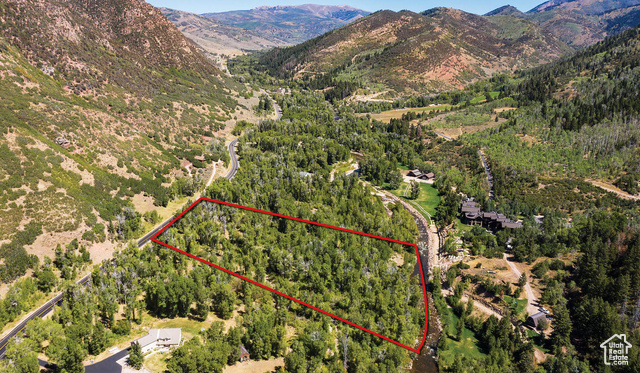 Aerial view with a mountain view