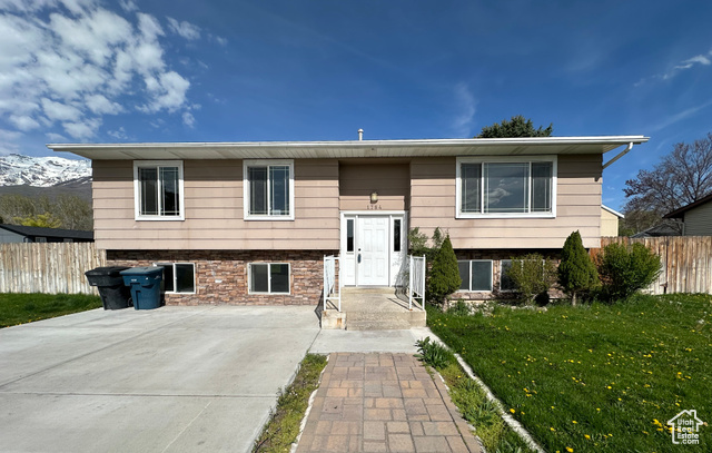 This home is right off of State Street in Orem! Great corner lot, fully fenced, opportunity for a mother in law apartment! New paint and carpet throughout!