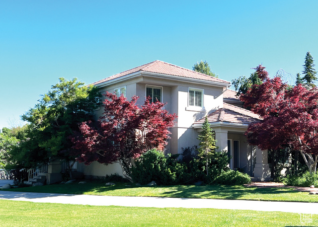 View of front of house with a front yard