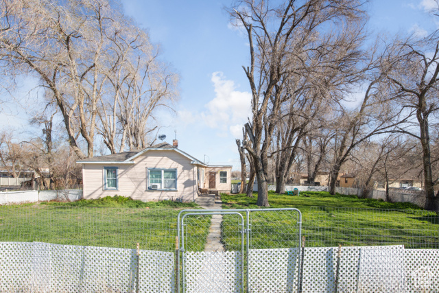 View of front of house featuring a front yard