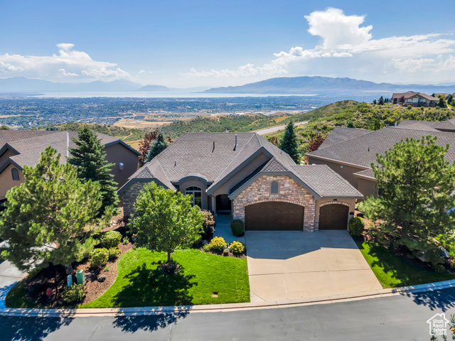 This lovely Suncrest home boasts an ideal lookout location with unobstructed views of the Utah Valley and Wasatch Mountains! Large .23 acre lot features lush grass, manageable garden beds with beautiful flowers and manicured hedges. Come soak up scenic views from the comfort of your back patio. Come take a look today!