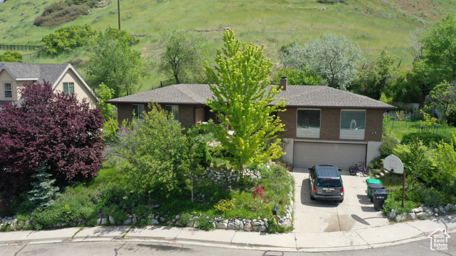 Great home in a great neighborhood.  Located at the end of a quiet Cul-de-sac, close to Canyon Crest Elementary, Provo Canyon, the Riverwoods and other shopping.  Great views of the valley.  Easy access to biking, hiking and horse trails.