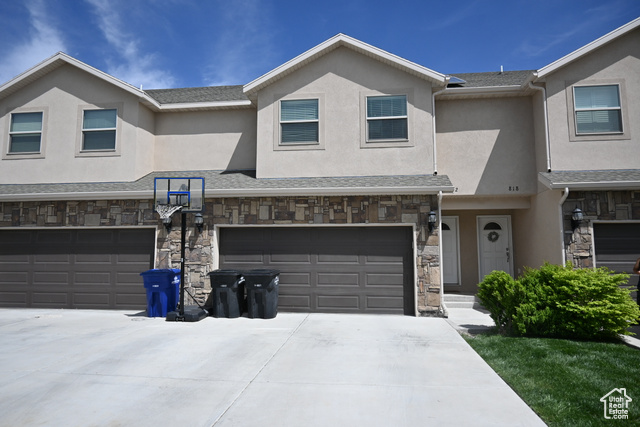 Charming Townhome snuggled right in the perfect spot in Spanish Fork. You will love this property. Very well taken care of and the kitchen has been all upgraded from the basic cabinets and counter tops the builders give you! Come check it out for yourself!