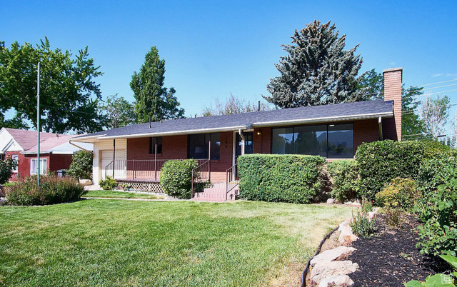 View of front of home featuring a front yard