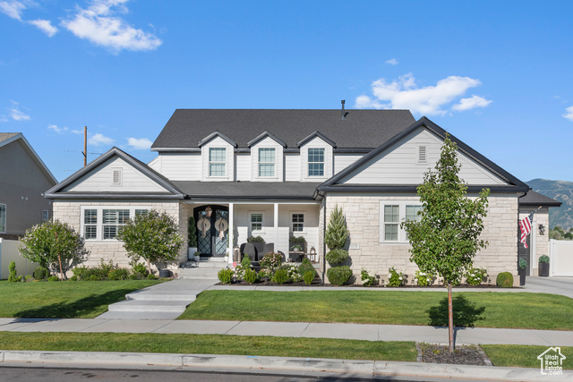 View of front facade with a front yard