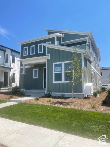 View of front facade featuring a front lawn