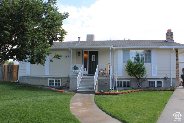 View of front of home featuring a front yard