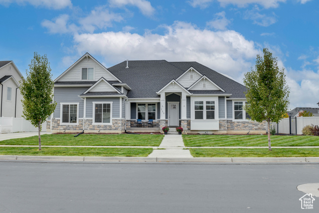 Craftsman house featuring a front yard